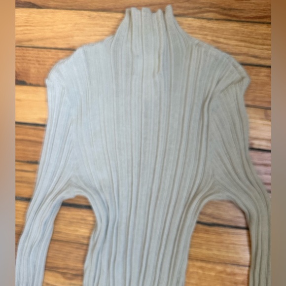 sheer rib knit turtleneck top beige h&m 
Good condition - Picture 3 of 4